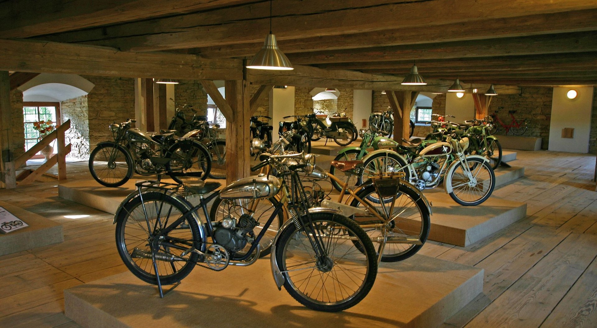 Historické motocykly vystavené v Muzeu motokol