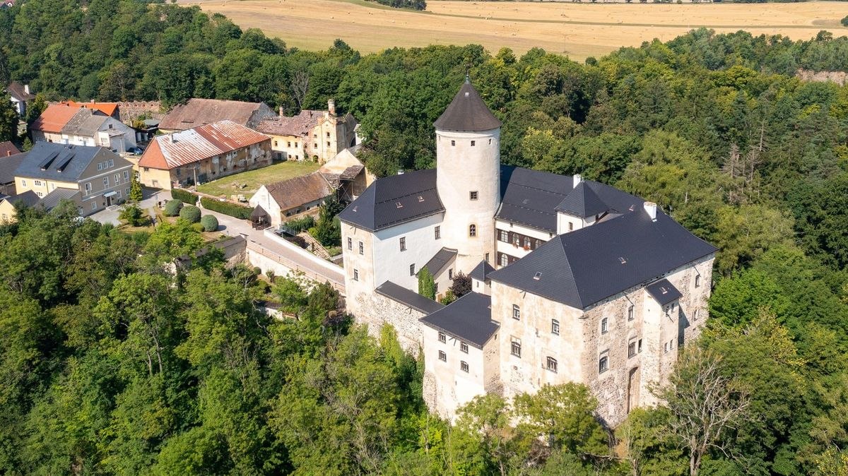 Letecký pohled na hrad Rychmburk a okolní krajinu